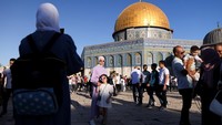 Dua orang pengunjung berfoto di area kompleks Masjid Al-Aqsa pada Sabtu (9/7/2022).