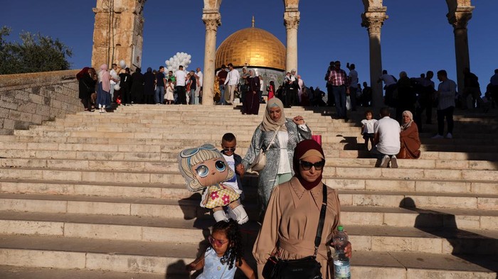 Hari Raya Idul Adha disambut suka cita oleh warga Palestina. Anak-anak hingga orang dewasa berdatangan ke Yerusalem untuk merayakan Idul Adha. Ini fotonya.
