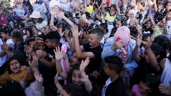 Suka Cita Anak-anak Palestina Rayakan Idul Adha di Yerusalem Hari Raya Idul Adha disambut suka cita oleh warga Palestina. Anak-anak hingga orang dewasa berdatangan ke Yerusalem untuk merayakan Idul Adha. Ini fotonya.