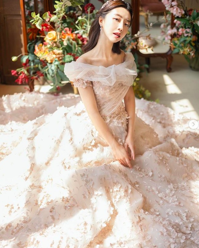 Ini potret cantik lainnya Sunny Dahye dalam pemotretan prewedding-nya. Mengenakan ball-gown, Sunny mengaku bahwa sejak lama ingin melakukan foto ala princess seperti ini. Foto: dok. Instagram/@sunnydahye