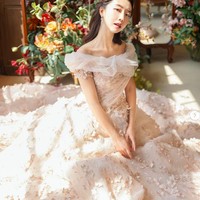 Ini potret cantik lainnya Sunny Dahye dalam pemotretan prewedding-nya. Mengenakan ball-gown, Sunny mengaku bahwa sejak lama ingin melakukan foto ala princess seperti ini. Foto: dok. Instagram/@sunnydahye