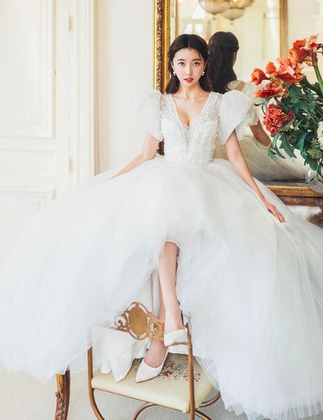 Sementara, dalam foto ini Sunny Dahye tampil elegan dengan gaun putih. Foto: dok. Instagram/@sunnydahye