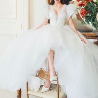 Sementara, dalam foto ini Sunny Dahye tampil elegan dengan gaun putih. Foto: dok. Instagram/@sunnydahye