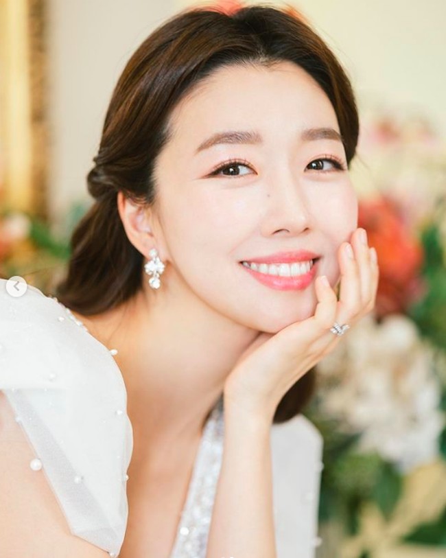 Berasa photo shoot tema disney princess ini salah satu dress favorit aku selama pre-wed shoot elegan banget,” begitu keterangan fotonya. Foto: dok. Instagram/@sunnydahye