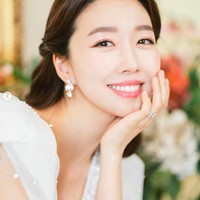 Berasa photo shoot tema disney princess ini salah satu dress favorit aku selama pre-wed shoot elegan banget,” begitu keterangan fotonya. Foto: dok. Instagram/@sunnydahye