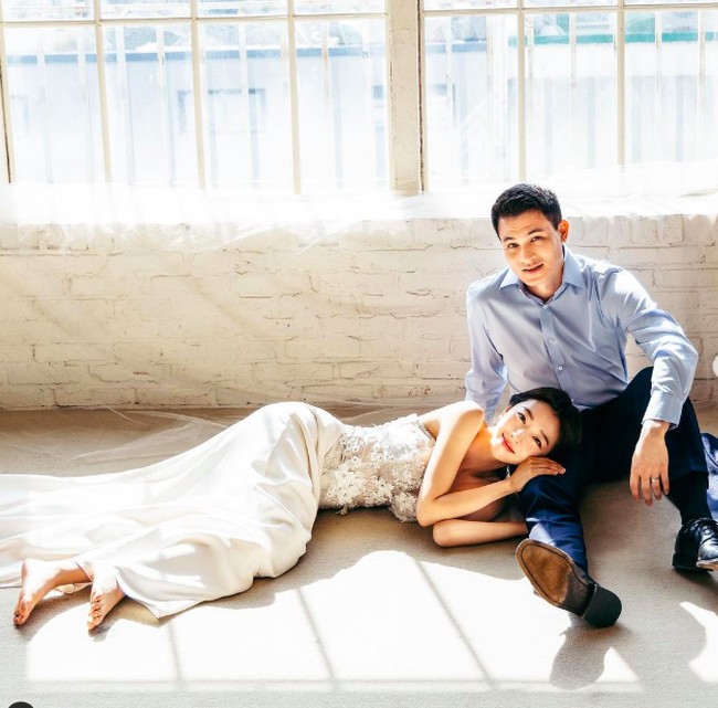 Foto mesra Sunny Dahye dan Chris Okano. Tampak Chris terlihat gagah dalam kemeja warna biru. Foto: dok. Instagram/@sunnydahye