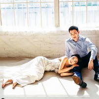 Foto mesra Sunny Dahye dan Chris Okano. Tampak Chris terlihat gagah dalam kemeja warna biru. Foto: dok. Instagram/@sunnydahye