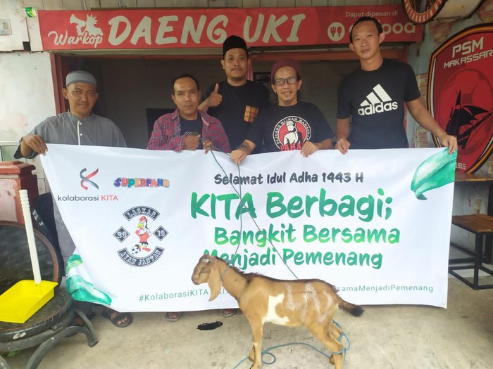 Suporter PSM Makassar Laskar Ayam Jantan ikut berkurban di hari raya Idul Adha 1443 H.