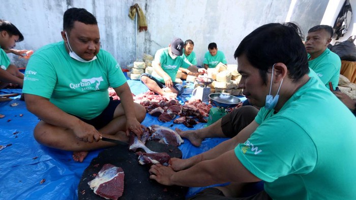 Tebar Hewan Qurban ke Pelosok Negeri Idul Adha jadi semangat BSI untuk mengajak masyarakat berbagi kebahagiaan dan menyalurkan hewan kurban terbaik ke pelosok negeri. Ini buktinya.