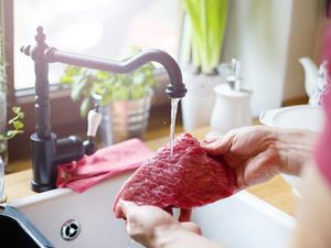 Cara Membersihkan dan Menyimpan Daging Kurban di Tengah Wabah PMK