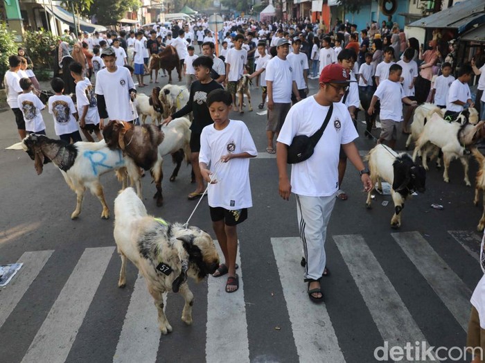 Tradisi warga Kota Malang mengarak hewan kurban sebelum disembelih