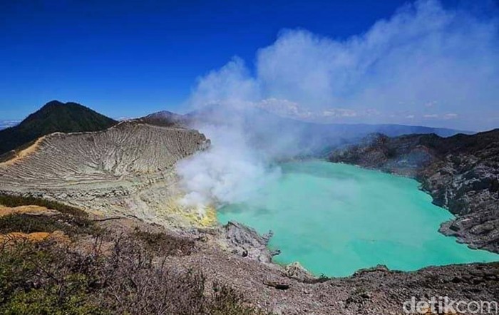 Suhu dingin melanda Taman Wisata Alam (TWA) Kawah Ijen. Suhu terendah di kawasan wisata yang berada di perbatasan Kabupaten Banyuwangi dan Bondowoso itu mencapai 3 derajat celsius.