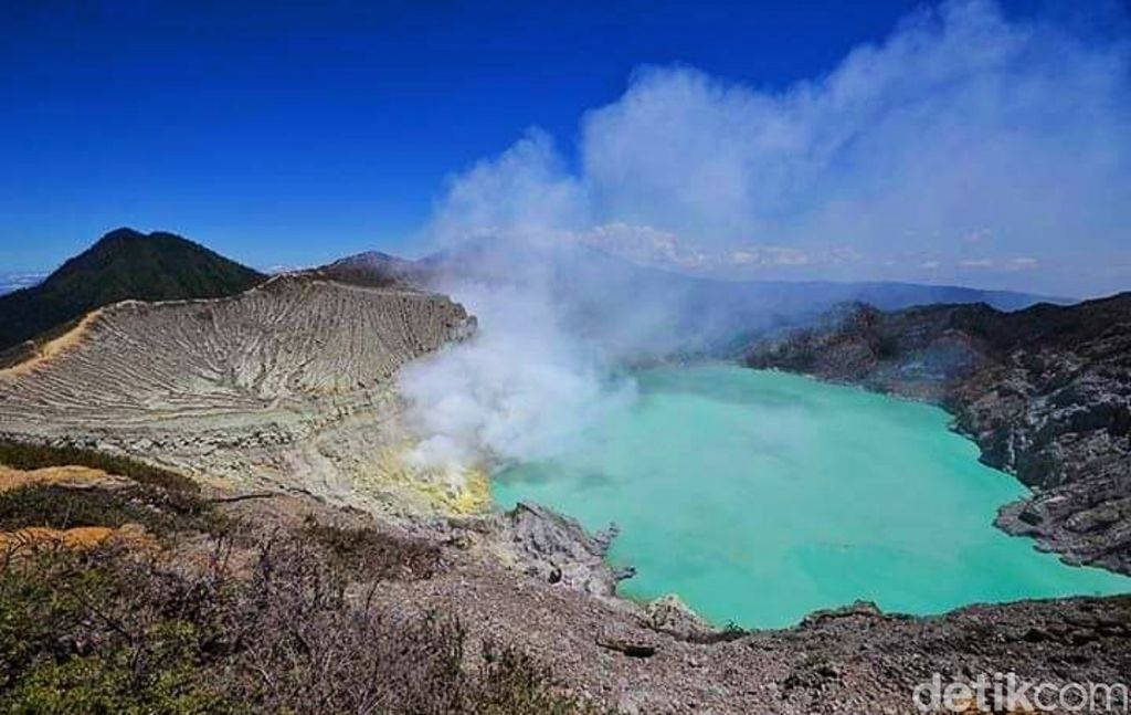 Suhu dingin melanda Taman Wisata Alam (TWA) Kawah Ijen. Suhu terendah di kawasan wisata yang berada di perbatasan Kabupaten Banyuwangi dan Bondowoso itu mencapai 3 derajat celsius.