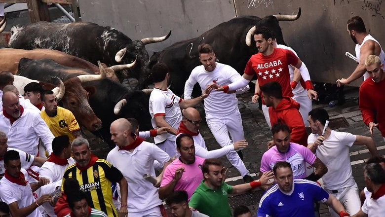 Uji Nyali Lari dari Kejaran Banteng di Festival San Fermin Spanyol Festival San Fermin digelar di Pamplona, Spanyol. Momen mendebarkan terjadi dalam festival tersebut saat sejumlah orang berlarian dari kejaran banteng.