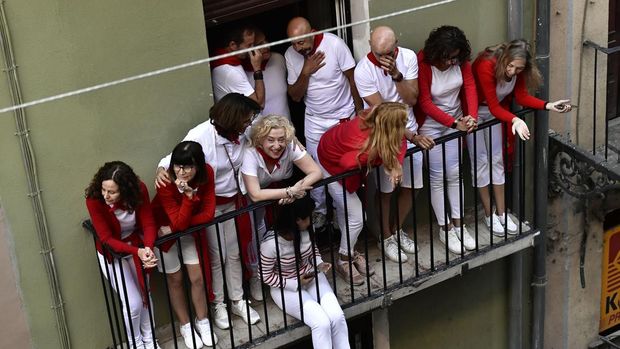 Festival San Fermin digelar di Pamplona, Spanyol. Momen mendebarkan terjadi dalam festival tersebut saat sejumlah orang berlarian dari kejaran banteng.