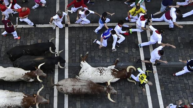 Festival San Fermin digelar di Pamplona, Spanyol. Momen mendebarkan terjadi dalam festival tersebut saat sejumlah orang berlarian dari kejaran banteng.