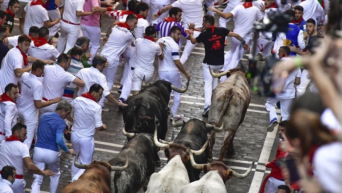 Festival San Fermin digelar di Pamplona, Spanyol. Momen mendebarkan terjadi dalam festival tersebut saat sejumlah orang berlarian dari kejaran banteng.