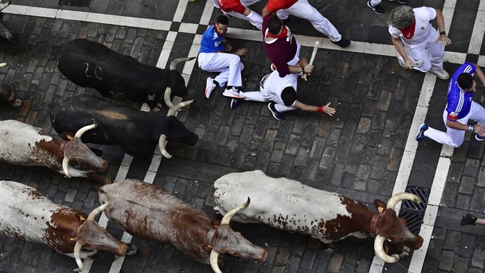 Uji Nyali Lari dari Kejaran Banteng di Festival San Fermin Spanyol Festival San Fermin digelar di Pamplona, Spanyol. Momen mendebarkan terjadi dalam festival tersebut saat sejumlah orang berlarian dari kejaran banteng.