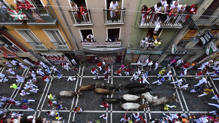 Uji Nyali Lari dari Kejaran Banteng di Festival San Fermin Spanyol Festival San Fermin digelar di Pamplona, Spanyol. Momen mendebarkan terjadi dalam festival tersebut saat sejumlah orang berlarian dari kejaran banteng.