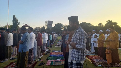 Umat Muslim di Buleleng melaksanakan ibadah salat Idul Adha di Taman Kota Singaraja, Minggu (10/7/2022).