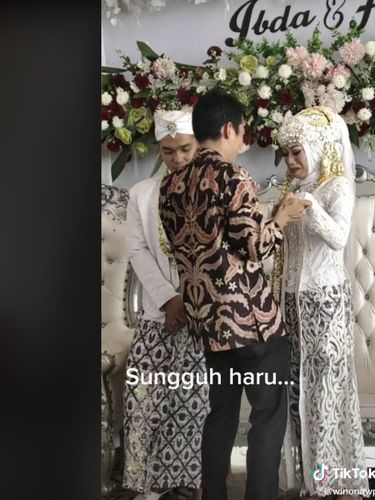 Viral seorang pria yang memeluk pengantin wanita di atas pelaminan.