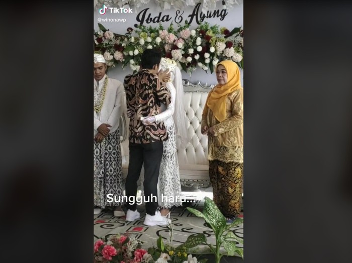 Viral seorang pria yang memeluk pengantin wanita di atas pelaminan. Viral seorang pria yang memeluk pengantin wanita di atas pelaminan.