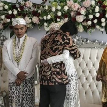 Viral seorang pria yang memeluk pengantin wanita di atas pelaminan.