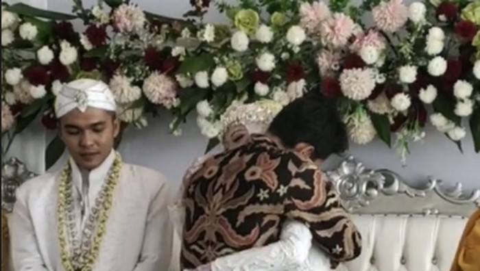 Viral seorang pria yang memeluk pengantin wanita di atas pelaminan.