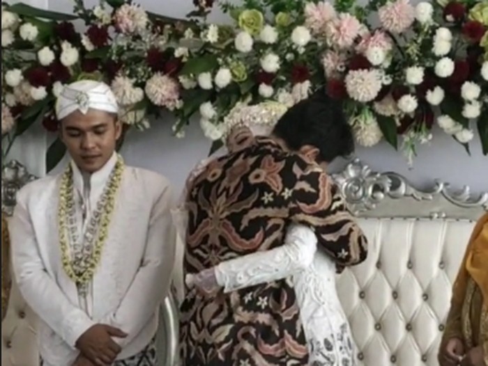 Viral seorang pria yang memeluk pengantin wanita di atas pelaminan.
