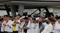 Tampak Wakil Ketua DPRD Sumut Misno Adi Syahputra juga salat di pinggiran Danau Toba ini. Misno berada di sebelah Wagub Ijeck.