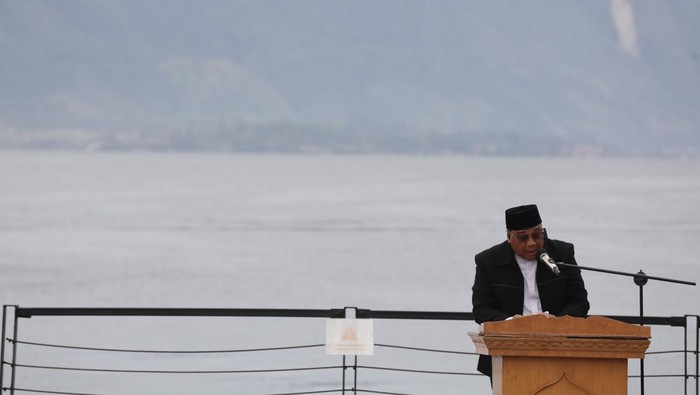 Wagub Ijeck salat Idul Adha di pinggiran Danau Toba