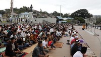 Pelaksanaan salat dilakukan di Patai Bebas Parapat, Simalungun. Ijeck dan keluarga salat bersama warga di sekitar lokasi.