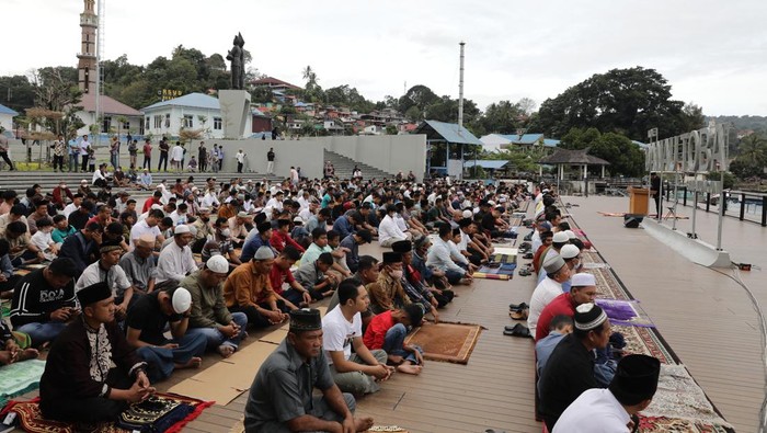 Wagub Ijeck salat Idul Adha di pinggiran Danau Toba Wagub Ijeck salat Idul Adha di pinggiran Danau Toba