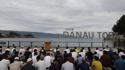 Potret Wagub Ijeck Salat Idul Adha di Pinggiran Danau Toba