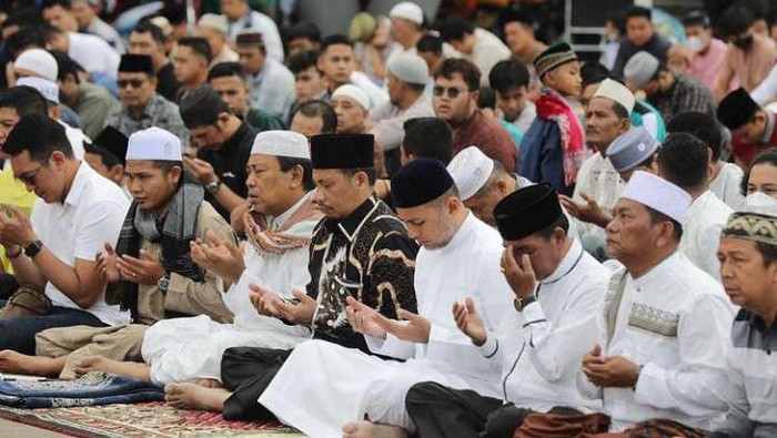 Wakil Gubernur Sumut Musa Rajekshah melaksanakan salat Idul Adha di pinggiran Danau Toba