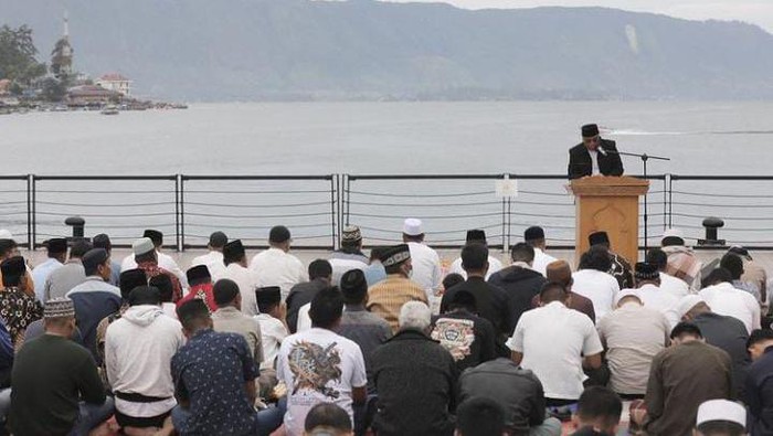 Wakil Gubernur Sumut Musa Rajekshah melaksanakan salat Idul Adha di pinggiran Danau Toba