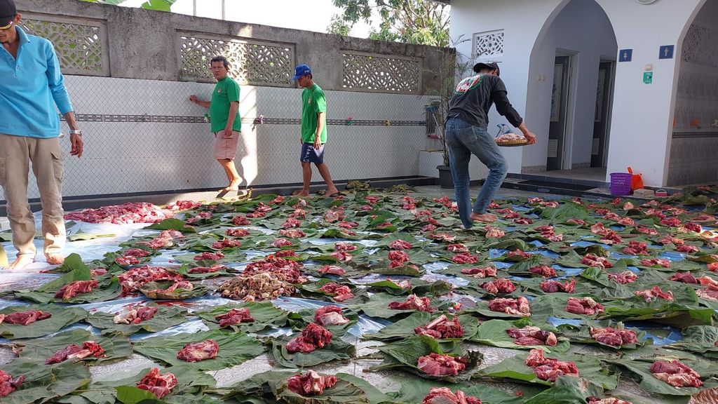 Warga Depok bagikan daging kurban menggunakan daun jati untuk mengurangi sampah plastik.