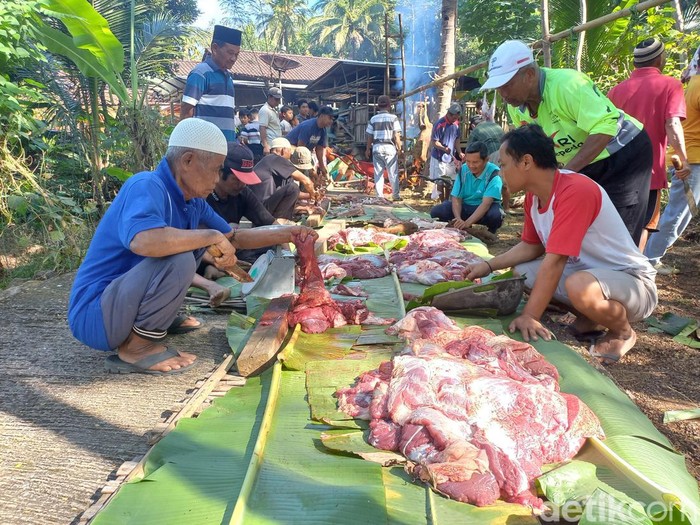 Warga memilah daging kurban di Dusun Karanggatak, Batuwarno, Wonogiri, Minggu (10/7/2022).