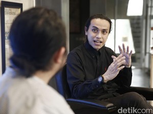 Yanus Putrada Cukur Rambut Artis sampai Orang Gila