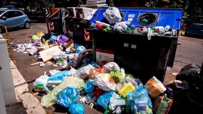 ROME, ITALY - 02 JUNE: Trash bins overflow on the street in the district of Cinecittà, as the city struggles with a garbage problem aggravated by the summer heat on 02 June 2022 in Rome, Italy.(Photo by Stefano Montesi - Corbis/Corbis via Getty Images)