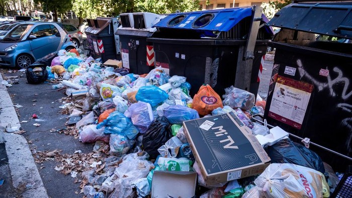 ROME, ITALY - 02 JUNE: Trash bins overflow on the street in the district of Cinecittà, as the city struggles with a garbage problem aggravated by the summer heat on 02 June 2022 in Rome, Italy.(Photo by Stefano Montesi - Corbis/Corbis via Getty Images)
