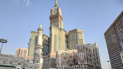 Mengagumi Arsitektur Menara Jam Tertinggi yang Langsung Menghadap Kabah