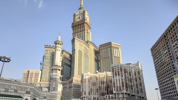 Mengagumi Arsitektur Menara Jam Tertinggi yang Langsung Menghadap Kabah