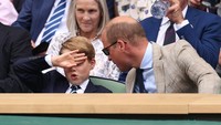 Pangeran George bersama Kate dan William menyaksikan pertandingan di All England Lawn Tennis and Croquet Club. (Foto: Getty Images/Ryan Pierse)