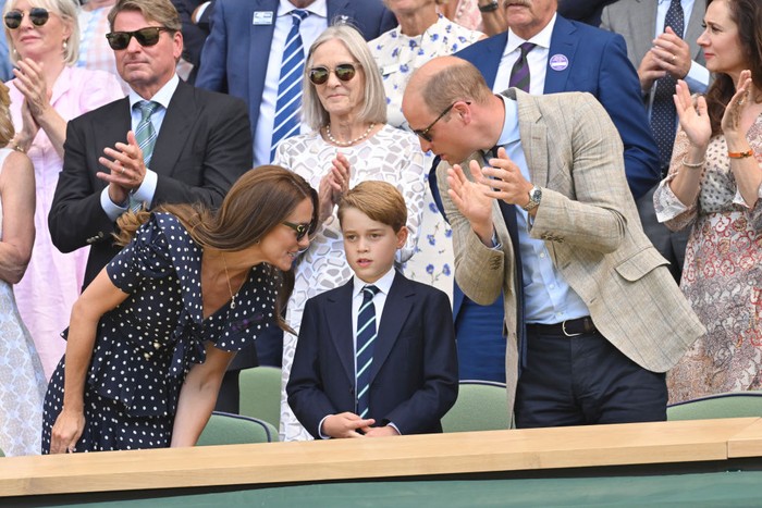 1407884913 LONDON, ENGLAND - JULY 10: Catherine, Duchess of Cambridge, Prince George of Cambridge and Prince William, Duke of Cambridge attend The Wimbledon Men's Singles Final at the All England Lawn Tennis and Croquet Club on July 10, 2022 in London, England. (Photo by Karwai Tang/WireImage)