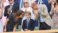 Tentu saja tidak sendiri, Pangeran George ditemani oleh Kate Middleton dan Pangeran William. (Foto: WireImage/Karwai Tang)