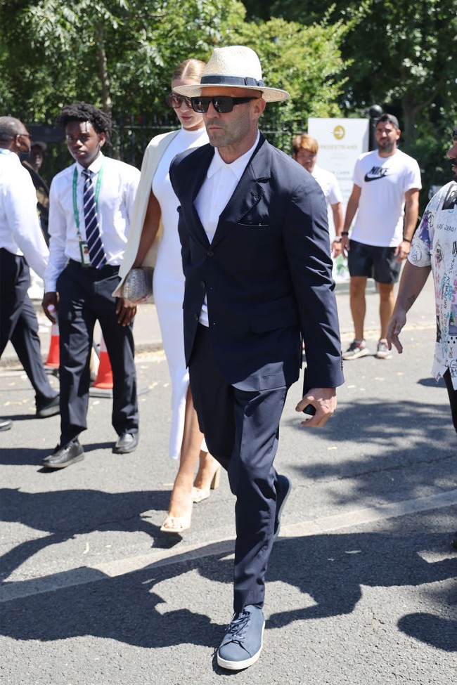 Jason Statham dan Rosie Huntington-Whiteley bergandengan tangan saat tiba di All England Lawn Tennis and Croquet Club, London, Inggris, tempat final Wimbledon 2022 digelar. Foto: Getty Images