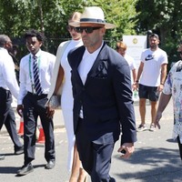Jason Statham dan Rosie Huntington-Whiteley bergandengan tangan saat tiba di All England Lawn Tennis and Croquet Club, London, Inggris, tempat final Wimbledon 2022 digelar. Foto: Getty Images
