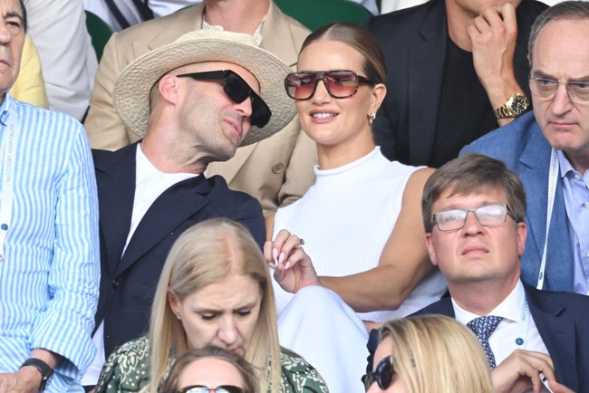 Rosie Huntington-Whiteley yang dikenal sebagai mantan model Victoria’s Secret melahirkan anak pertamanya dengan Jason Statham, Jack Oscar Statham pada 2017. Rosie kemudian melahirkan anak kedua, Isabella James Statham pada Februari 2022. Foto: Getty Images