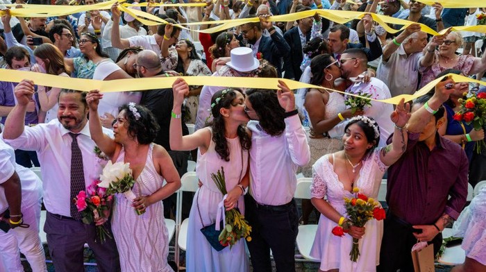 1407950992 NEW YORK, NEW YORK - JULY 10: Couples participate at the (Re)Wedding at Lincoln Center on July 10, 2022 in New York City. Lincoln Centerβs Summer for the City Celebrate Love: A (Re)Wedding invited a total of 500 newlyweds, people whose weddingβs were canceled or diminished due to the COVID-19 pandemic, and people who want to recommit their love to one another. (Photo by Alexi Rosenfeld/Getty Images)